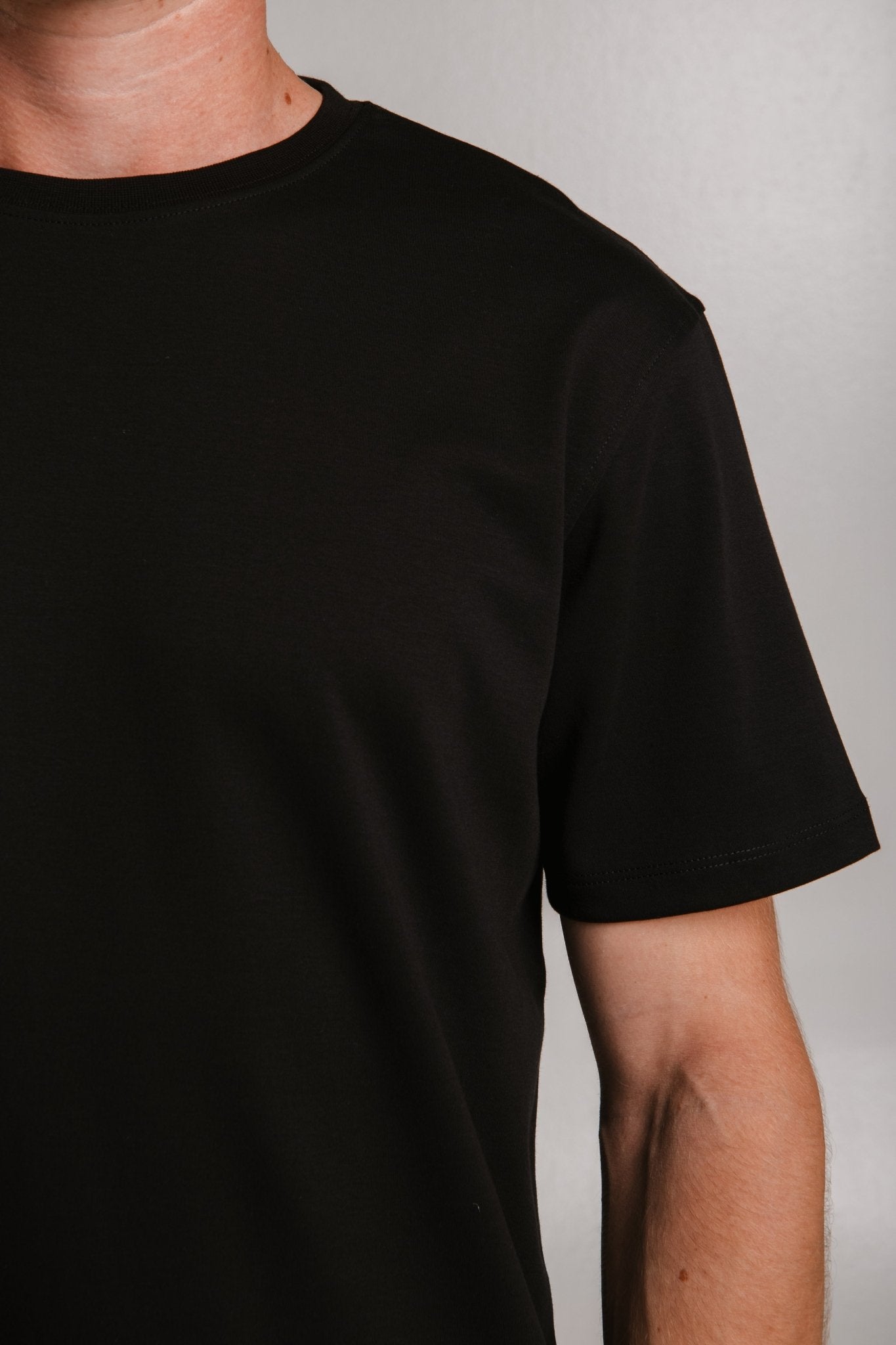 Sossu comfortable heavy weight t-shirt black worn by model with short sleeves and classic fit