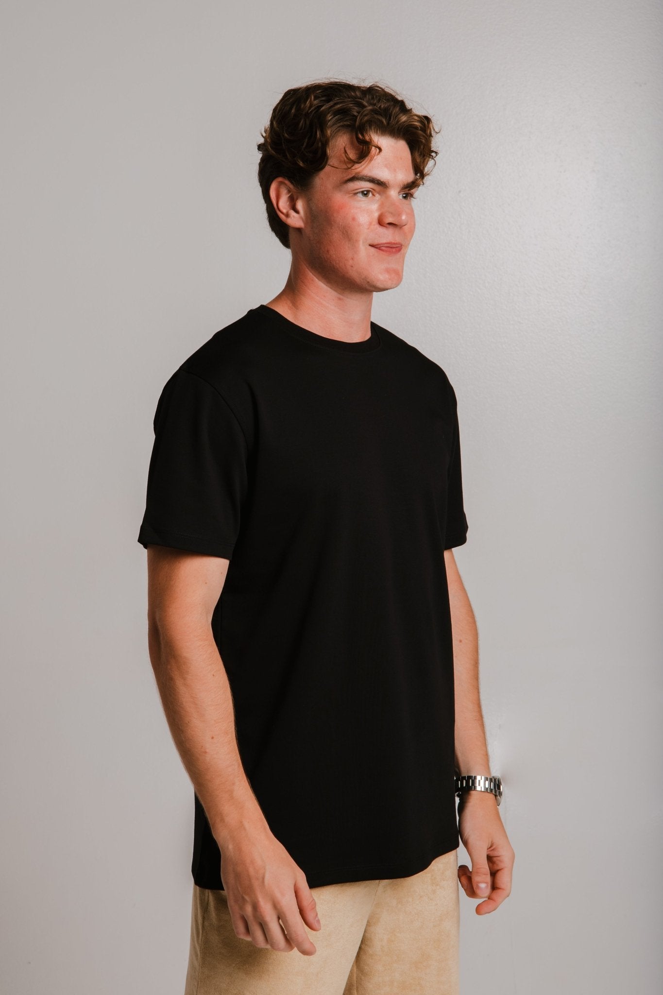 Sossu comfortable heavy weight t-shirt black worn by male model with short sleeves and crew neck