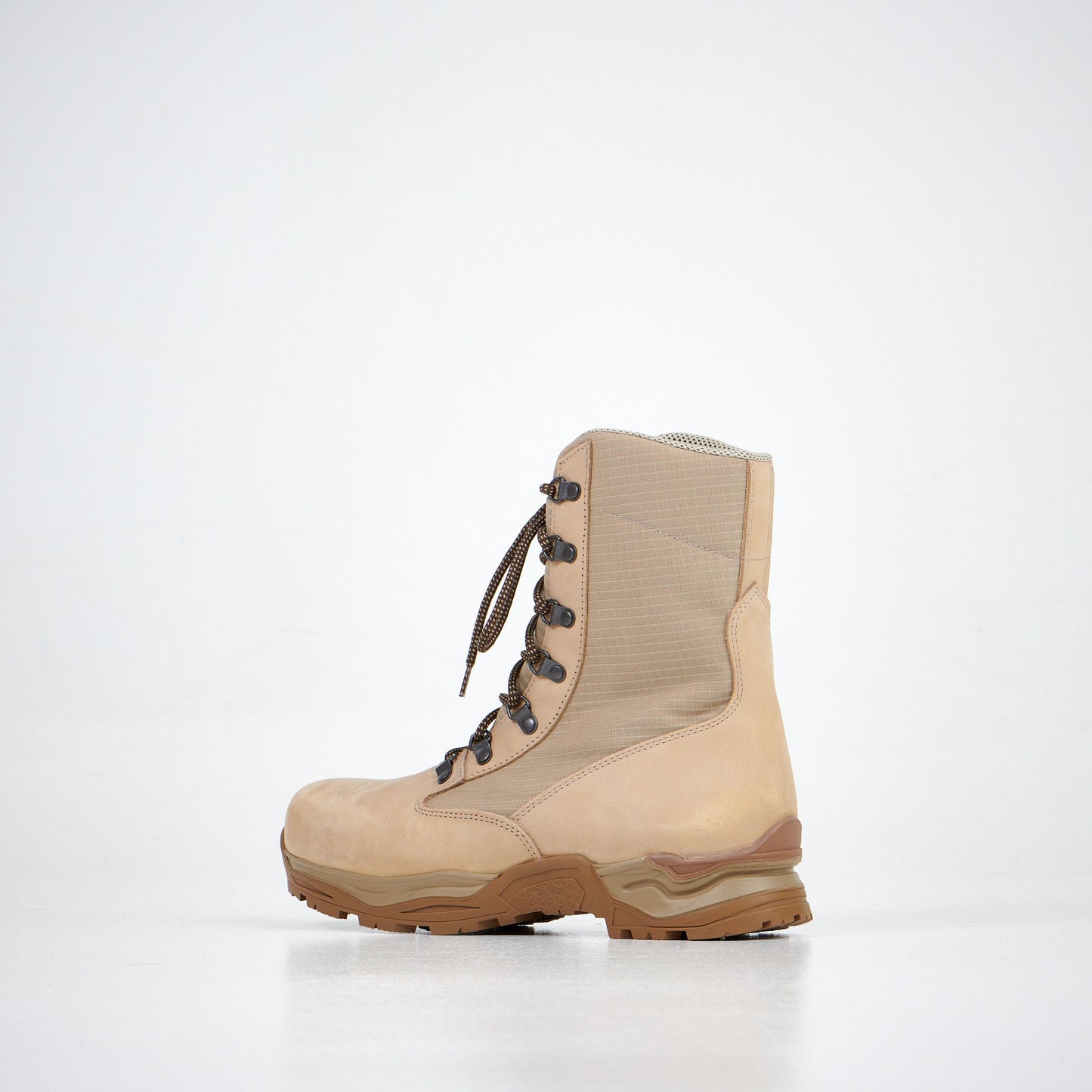 Samelin desert hiking boots featuring durable materials and sturdy lacing for outdoor adventures