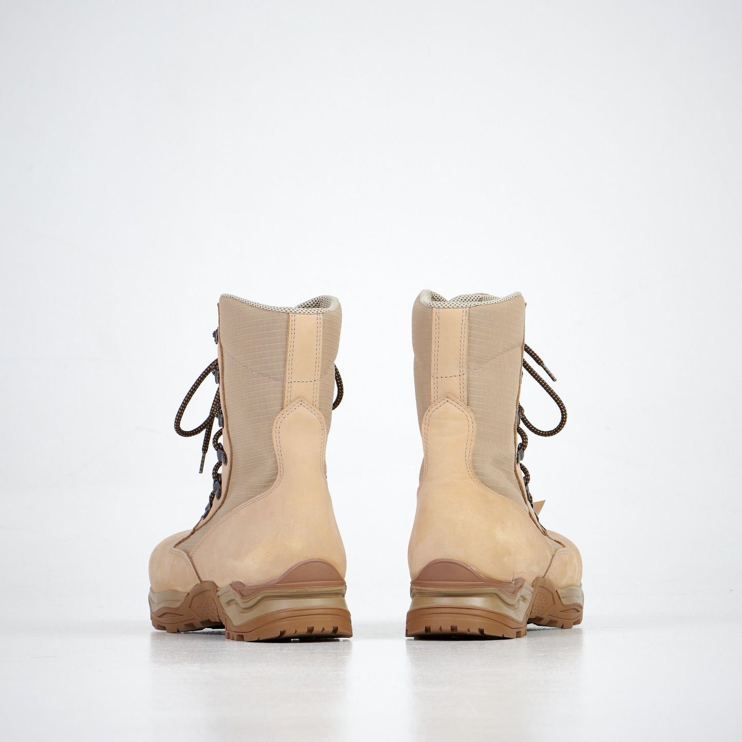 Samelin desert hiking boots with durable materials and lace-up design for outdoor adventures