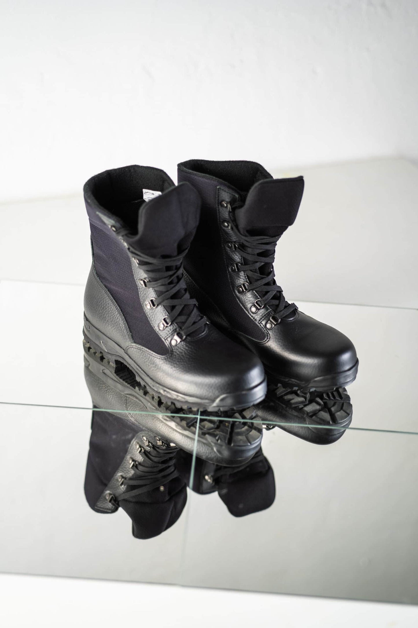 Samelin desert hiking boots black designed for durability and support on rugged terrains