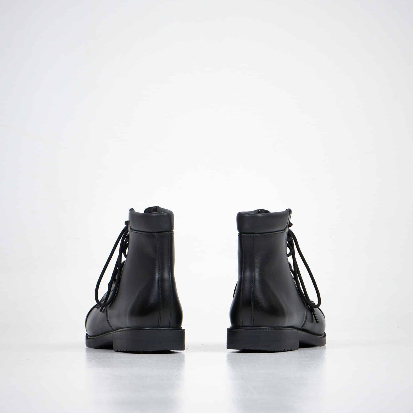 Samelin durable outdoor footwear black leather boots with sturdy construction and lace-up design