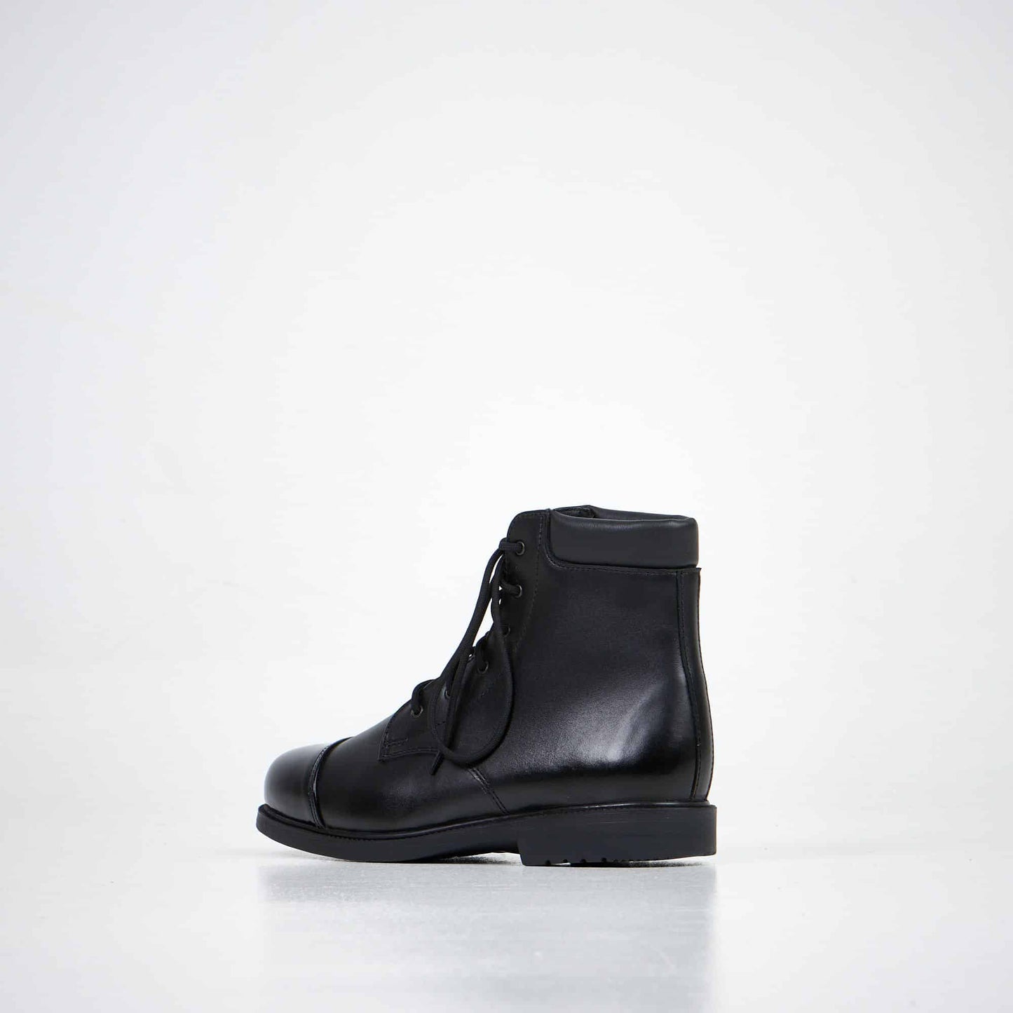 Samelin black boots featuring a sleek design, ideal as durable outdoor footwear for various adventures