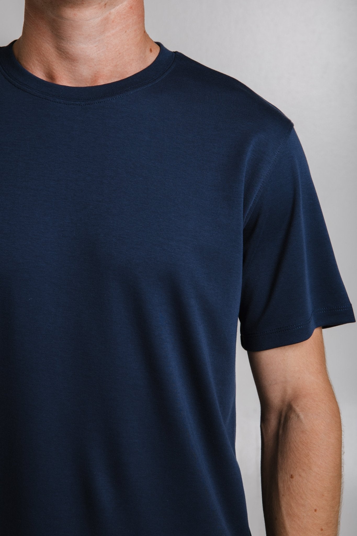 Sossu heavy tshirt dark blue with short sleeves and a round neckline on a male model