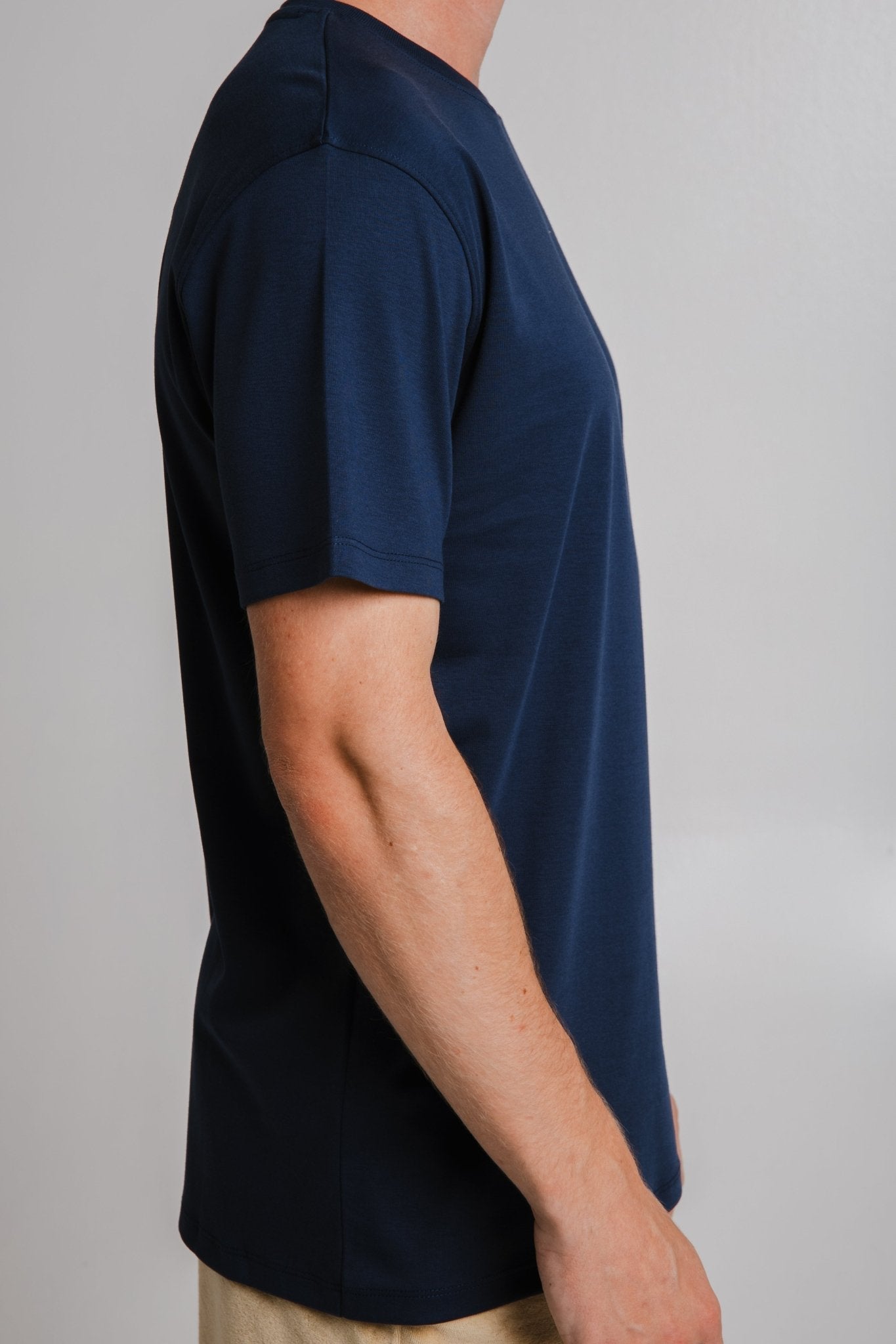 Sossu heavy tshirt dark blue with short sleeves shown from side view on a male model