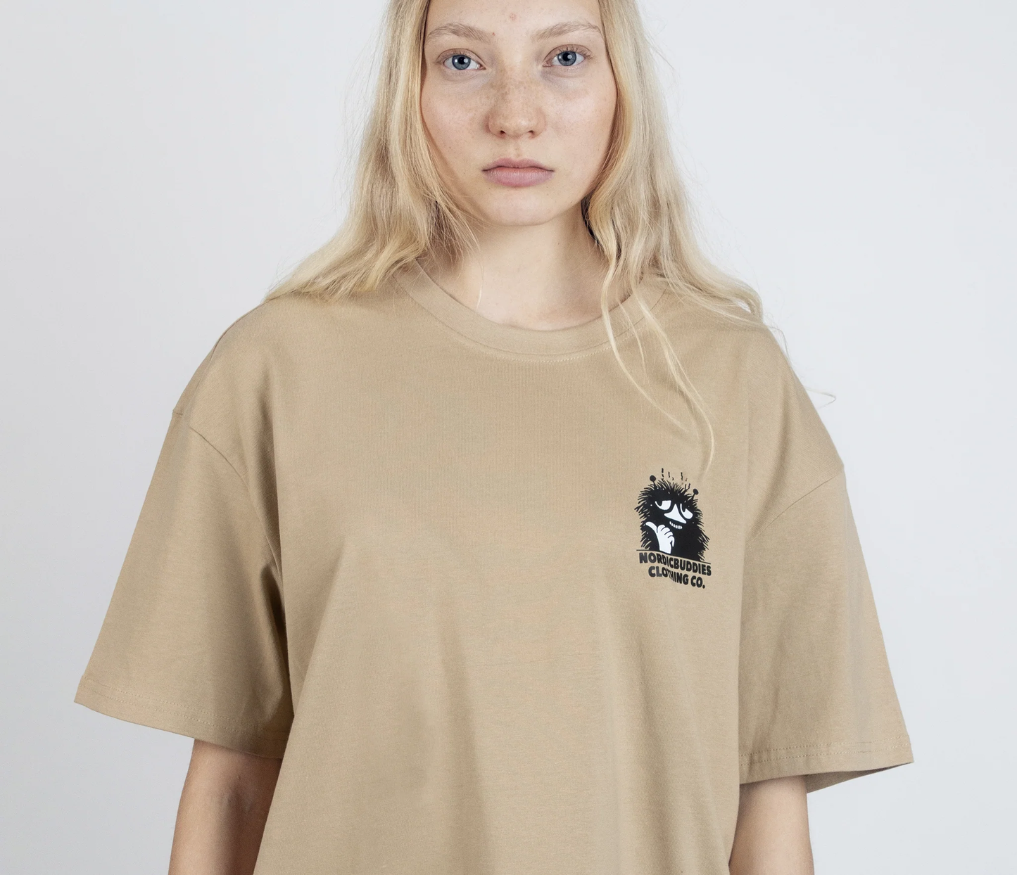 Moomin by NordicBuddies Stinky Plotting T-Shirt Beige worn by a model with long blonde hair
