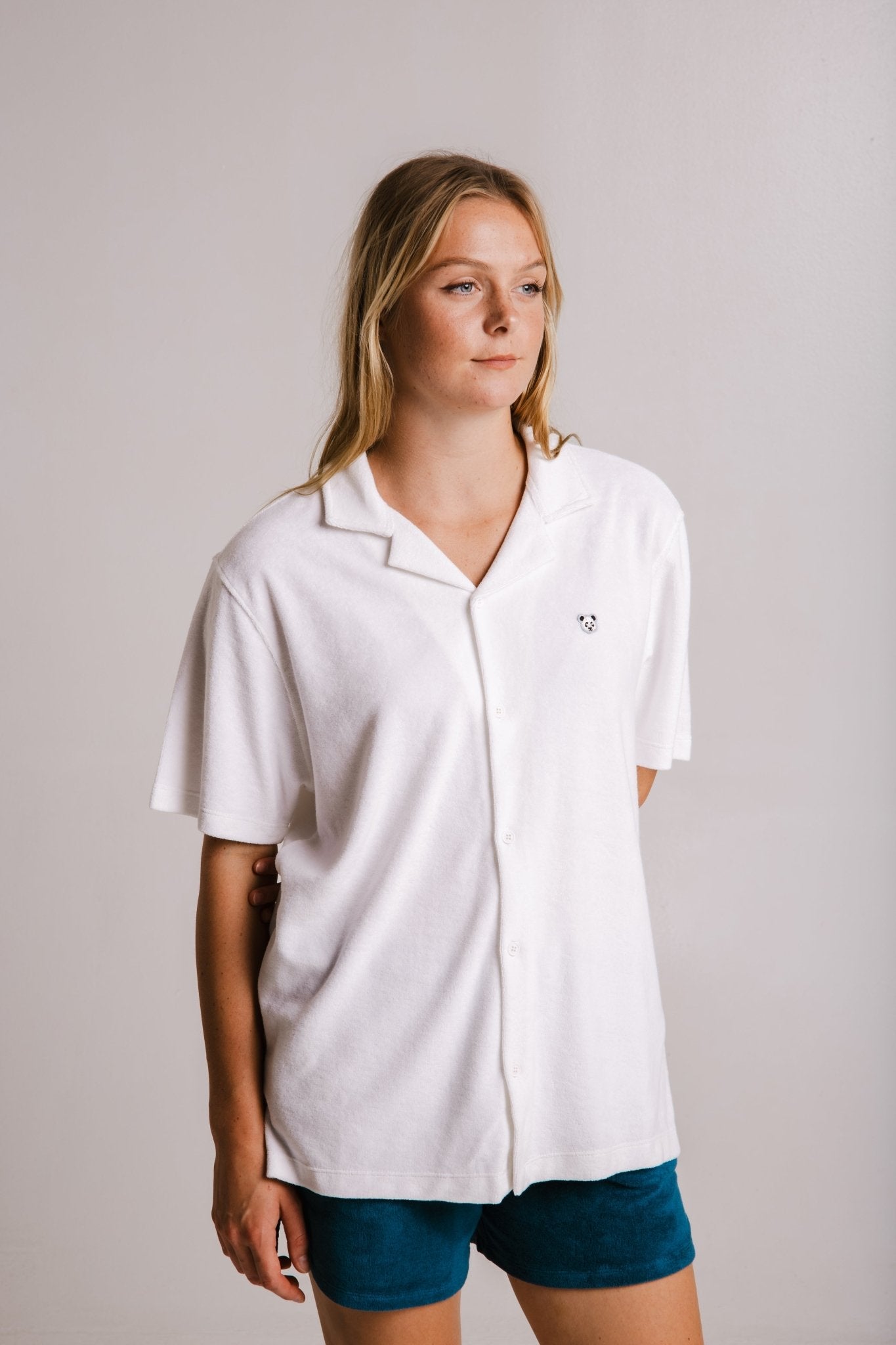 Sossu panda terry t-shirt white with short sleeves and collar worn by woman