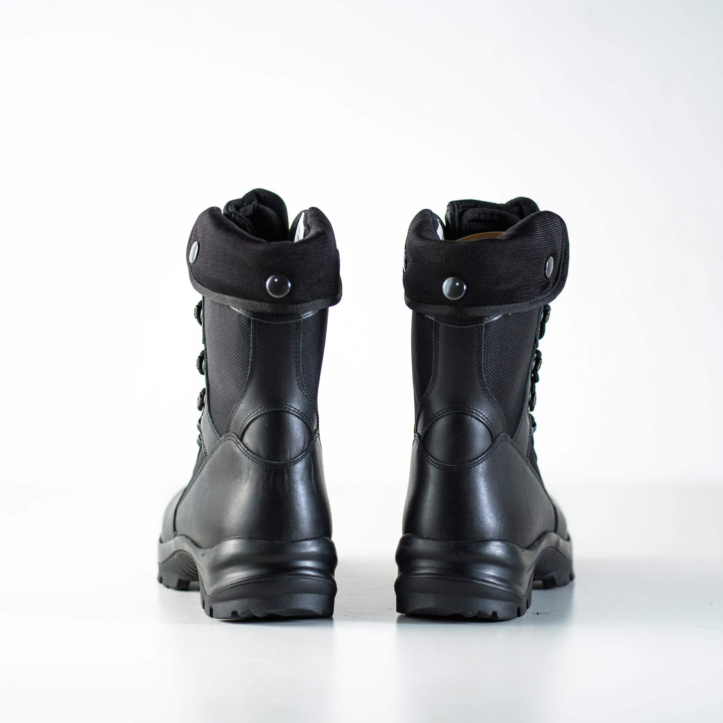 Auliniai winter boots from Samelin in black with adjustable collar for cold weather adventures