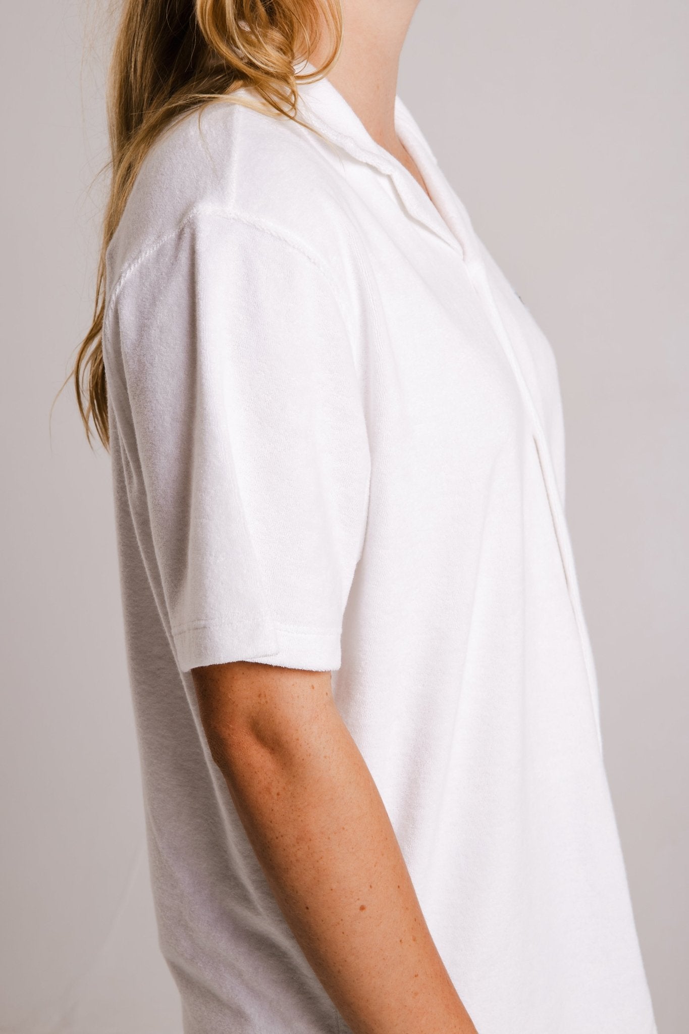 Sossu white heavy fabric regular fit unisex t-shirt worn by a person from side view showing sleeve and shoulder details