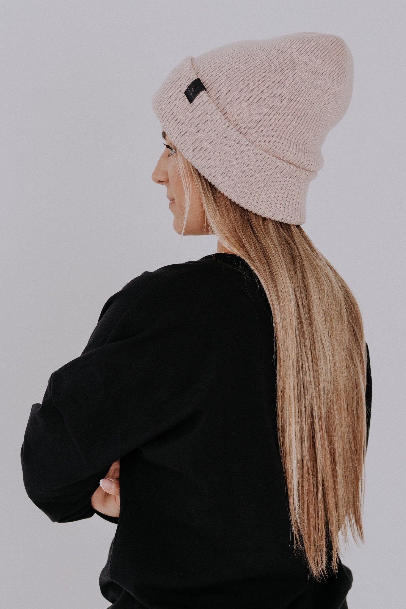 Megzta 100% merino vilnos šilta žieminė kepurė WILLIAM, apsauganti nuo vėjo ir šalčio, su išryškintomis detalėmis ir klasikiniu dizainu. Ši kepurė yra stilinga ir praktiška pasirinkimas lauko veikloms.