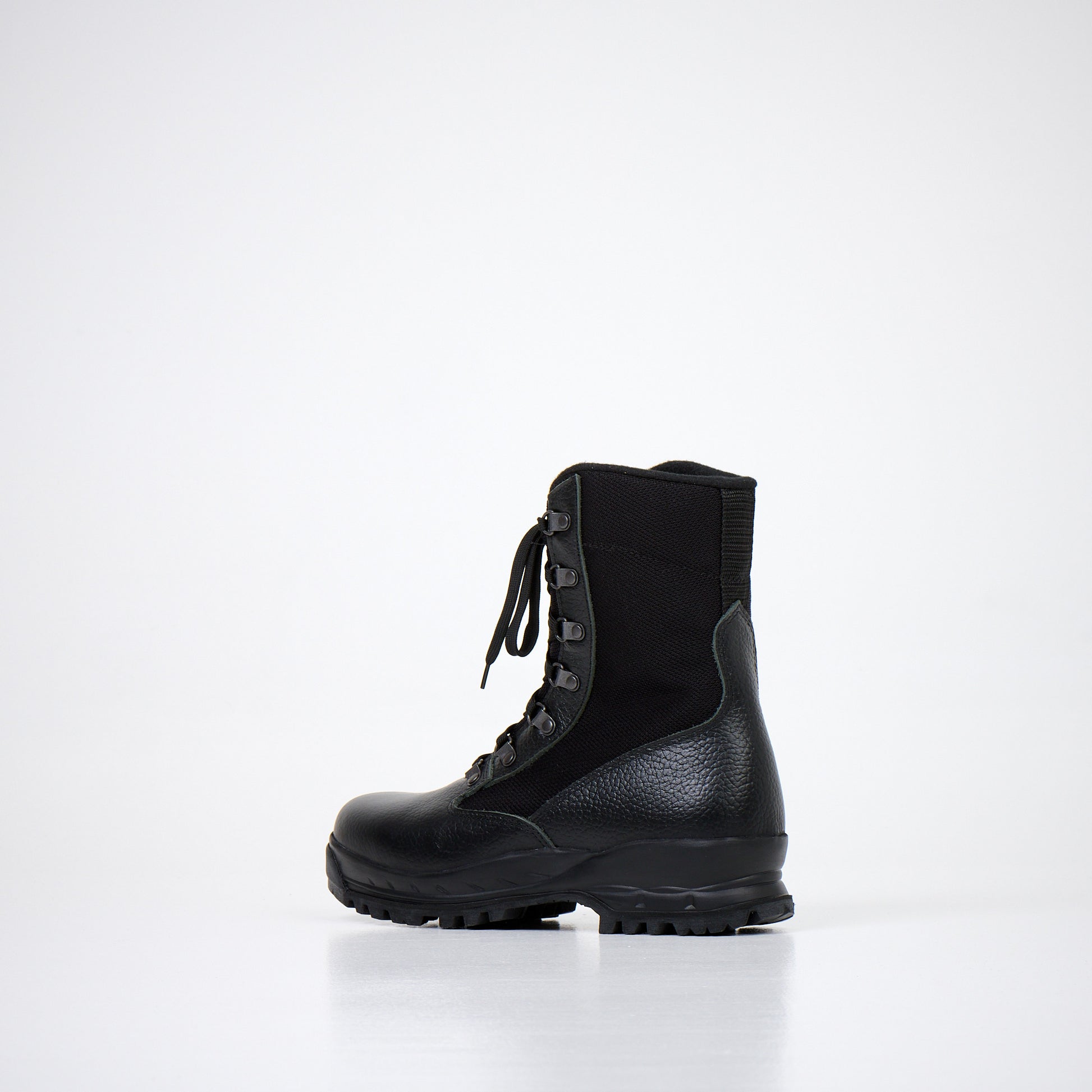 Samelin black vibram sole boots with lace-up design for durable outdoor wear